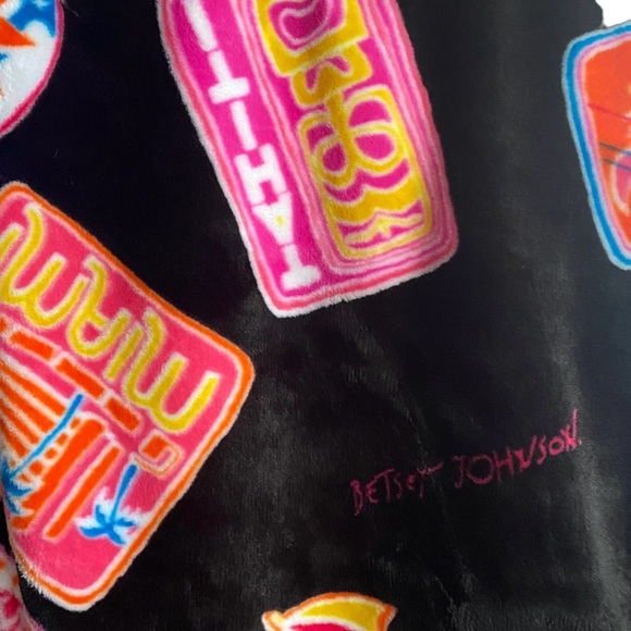 Betsey Johnson Dream Vacation Plush Throw Blanket NWT Maui NY LA St Barts Miami - Picture 4 of 10